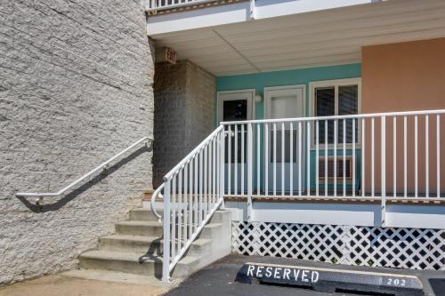Spacious Beach Block Condo