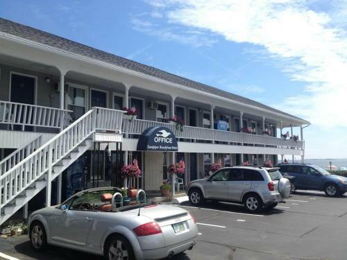 Sandpiper Beachfront Motel