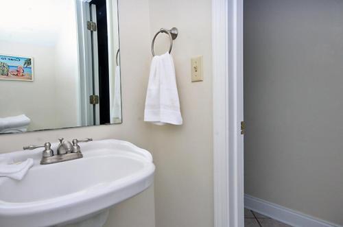 Nancy Lane 6 Apartment