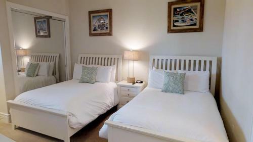 Turquoise Place C2404