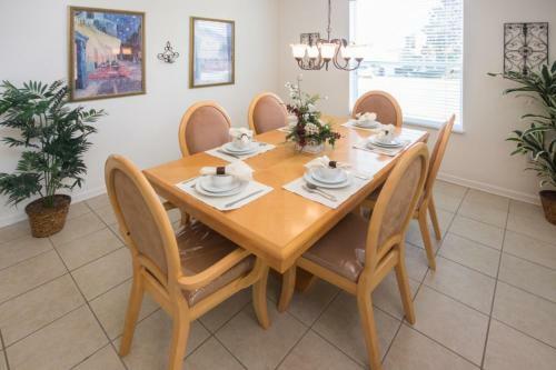 Enchanted Windsor Hills Villa - Five Bedroom Home