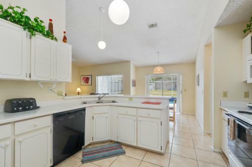 3 Bedroom 2 Bath Pool Home Minutes To Disney (2073)