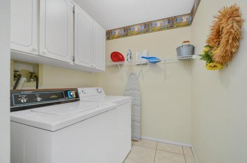 3 Bedroom 2 Bath Pool Home Minutes To Disney (2073)