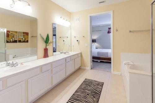 Shoreway Loop L 2003-three Bedroom Apartment
