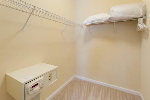 Shoreway Loop L 2003-three Bedroom Apartment
