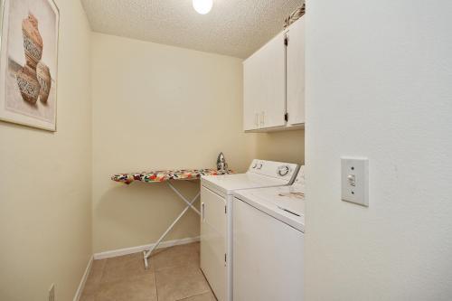 3 Bedroom 2 Bath Pool Home Minutes To Disney (2157)