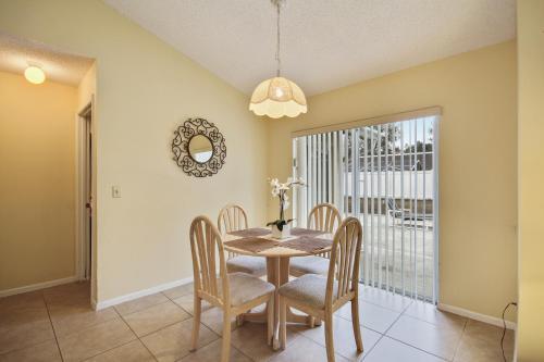 3 Bedroom 2 Bath Pool Home Minutes To Disney (2157)