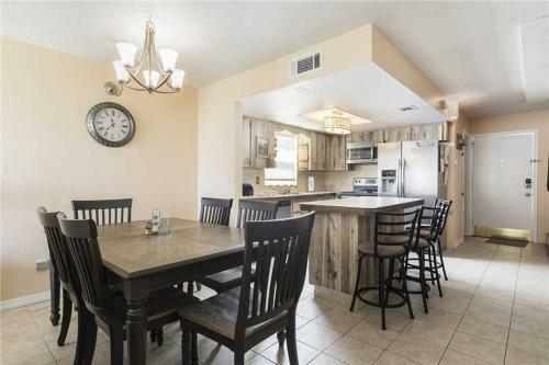 Starboard Light 1, 2 Bedrooms, Pool Access, Wifi, Pool Table, Sleeps 6