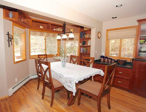 Oak Street House 142929