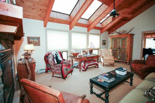 96 Meadowlark Ct Home