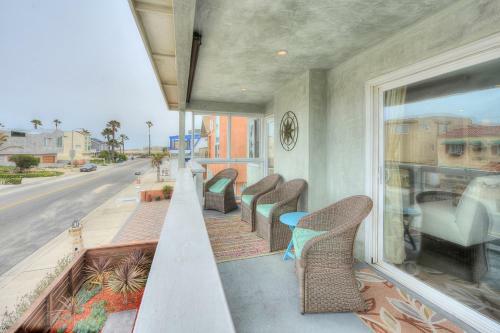 2402o - 875413 Modern Silverstrand Oasis