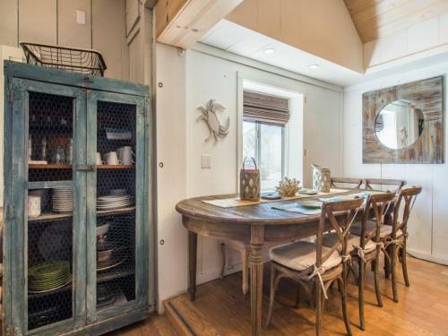 3860o - 610855 Hollywood Beach Shack
