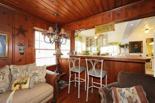 116sc- 906563 The Sunshine Bungalow