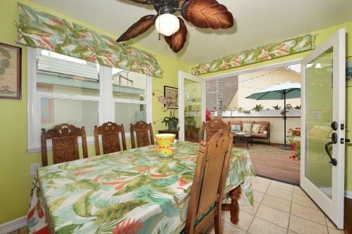 116sc- 906563 The Sunshine Bungalow