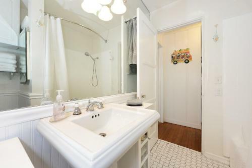 116sc- 906563 The Sunshine Bungalow