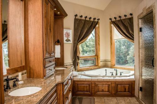 Majestic Mountain Retreat