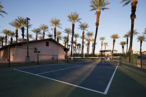 Palm Springs Camping Resort Loft Cabin 2