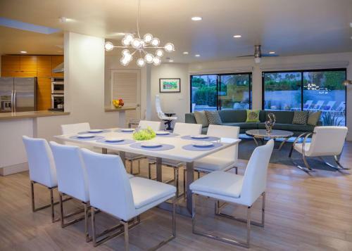 Mid-century Deluxe - 4 Bedroom