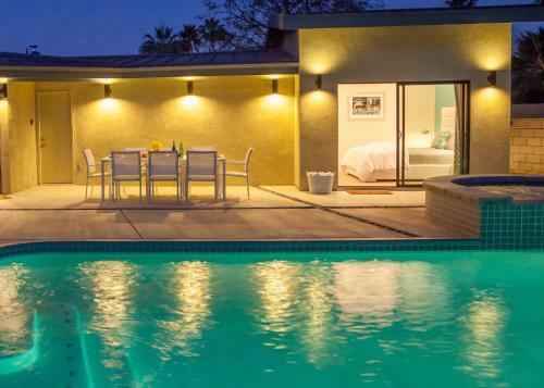 Mid-century Deluxe - 4 Bedroom
