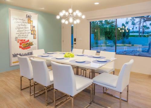 Mid-century Deluxe - 4 Bedroom