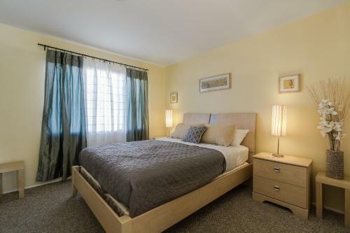 Palm Springs 3 Bedroom/2 Bathroom Home