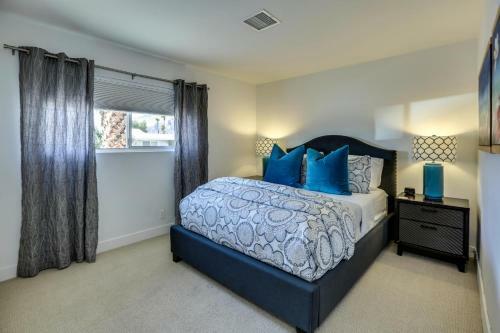 Palm Springs Life-pool-3br/2.5ba