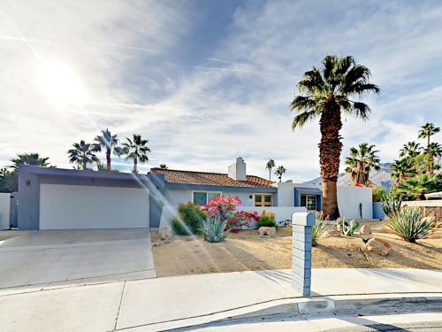 Updated Racquet Club West W/ Mountain Views & Pool Home