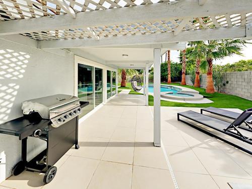 Updated Racquet Club West W/ Mountain Views & Pool Home