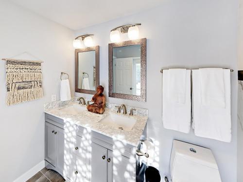 Updated Racquet Club West W/ Mountain Views & Pool Home