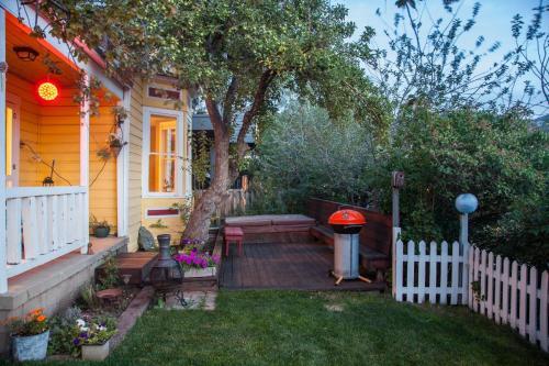 The Yellow House -two Bedroom Home - Old Town