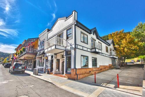 Apartamento Historic Charmer With Balcony On Main