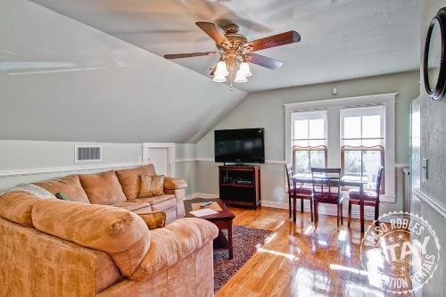Huston's Attic 1245