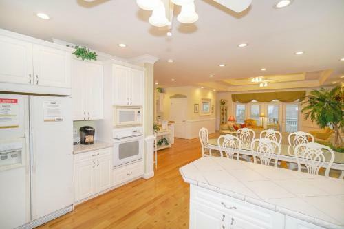 Sippin Seaside - Six Bedroom Home