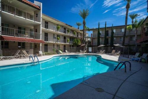 Perfect Arcadia Getaway & Pool Minute...