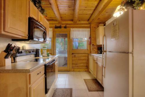 Lucky Logs #283 - Two Bedroom Cabin