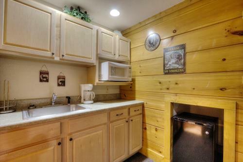 Lucky Logs #283 - Two Bedroom Cabin