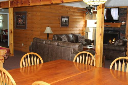 Hoot-n- Holler Chalet