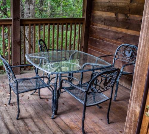 Country Charm Cabin With Firepit