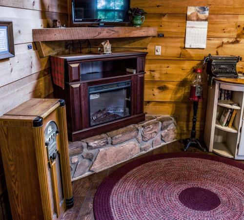 Country Charm Cabin With Firepit