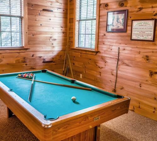 Country Charm Cabin With Firepit