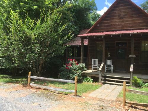 Country Charm Cabin With Firepit