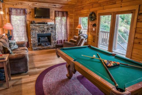 Swim N Bear Honeymoon Cabin With Private Pool