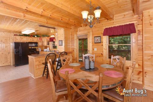 Whispering Creek #302 - Three Bedroom Cabin