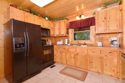 Whispering Creek #302 - Three Bedroom Cabin