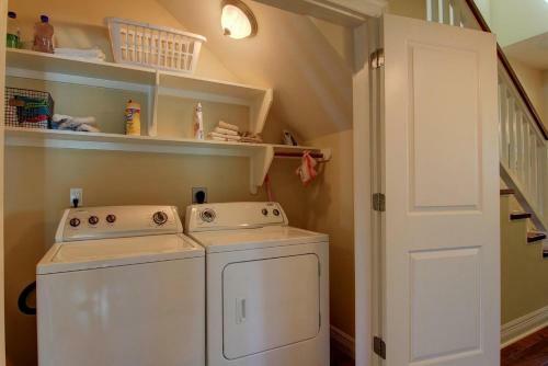 Cinnamon Shore- The Sunflower 163 Be