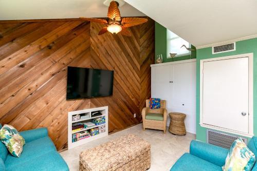 Laidback Getaway On Port A?s Shores