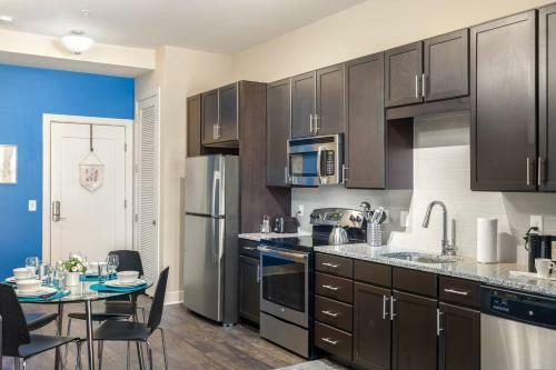 Trifecta ? Luxury Serviced Apartment In Dt Raleigh