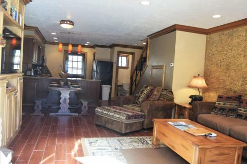 Claim Jumper Condo #2