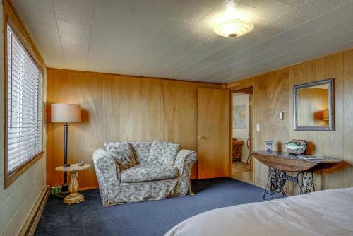 Mid Century Deschutes River Cabin