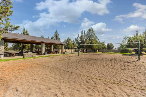 Eagle Crest: Highland Creekside Luxury